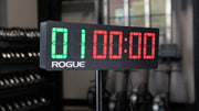 ROGUE エコージムタイマー2.0 ブラックの前方斜めビュー、ワーク表示とカウントダウンタイマーを確認できる構図