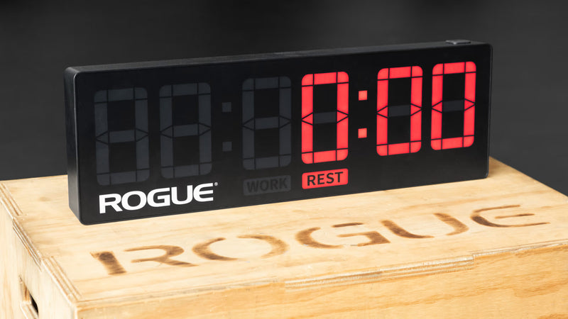 ROGUE エコージムタイマー2.0 ブラック右側前面の拡大ビュー、LEDディスプレイとBluetoothインジケーターを確認できる構図