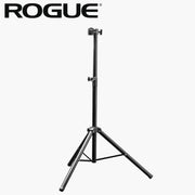 ROGUE エコージムタイマー2.0 ブラックを専用フロアスタンドへ取り付けた正面全体ビュー、設置イメージが分かるトレーニングアクセサリー