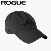 ROGUE TAC HAT ブラック 正面やや斜め上からキャップ全体を捉えた帽子、フロントにROGUE刺繍ロゴ入りデザイン