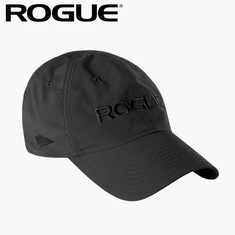 ROGUE TAC HAT ブラック 正面やや斜め上からキャップ全体を捉えた帽子、フロントにROGUE刺繍ロゴ入りデザイン