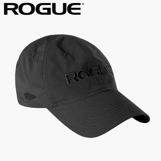 ROGUE TAC HAT ブラック 正面やや斜め上からキャップ全体を捉えた帽子、フロントにROGUE刺繍ロゴ入りデザイン