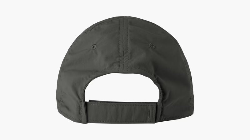 ROGUE TAC HAT チャコールホワイト 背面を正面から捉えたキャップ全体、サイズ調整ストラップと通気穴が分かるシンプル帽子デザイン