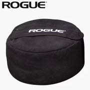 ROGUE エコーストロングマンサンドバッグ ブラック 上部ロゴが中央に配置された正面ビュー、丸型フォルムと外装素材の質感が分かる構図