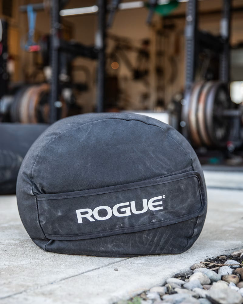 ROGUE エコーストロングマンサンドバッグ ブラック 背面側から肩に担ぐクローズアップ、縫製と表面素材の耐久性が分かる構図