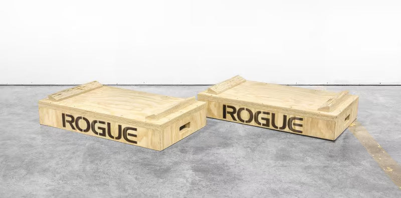 ナチュラルウッドカラーのROGUE ウッドジャークボックス6インチモデルを左右セットで配置した斜め前方からの全体ビュー