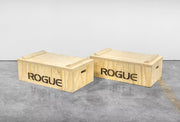 ナチュラルウッドカラーのROGUE ウッドジャークボックス2.25インチモデルを左右セットで配置した斜め前方からの全体ビュー
