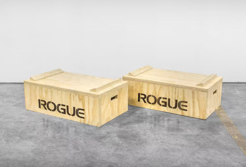 ナチュラルウッドカラーのROGUE ウッドジャークボックス2.25インチモデルを左右セットで配置した斜め前方からの全体ビュー