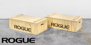 ナチュラルウッドカラーのROGUE ウッドジャークボックス12インチブロックを正面斜めから撮影、深さと堅牢構造を確認可能