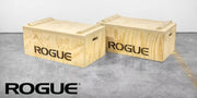 ナチュラルウッドカラーのROGUE ウッドジャークボックス15インチブロックを正面斜めから撮影、高さと大型サイズを確認可能