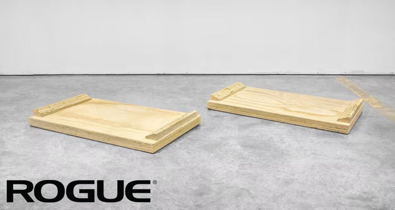 ナチュラルウッドカラーのROGUE ウッドジャークボックス2.25インチトップブロックを正面斜めから撮影、薄型設計を確認可能