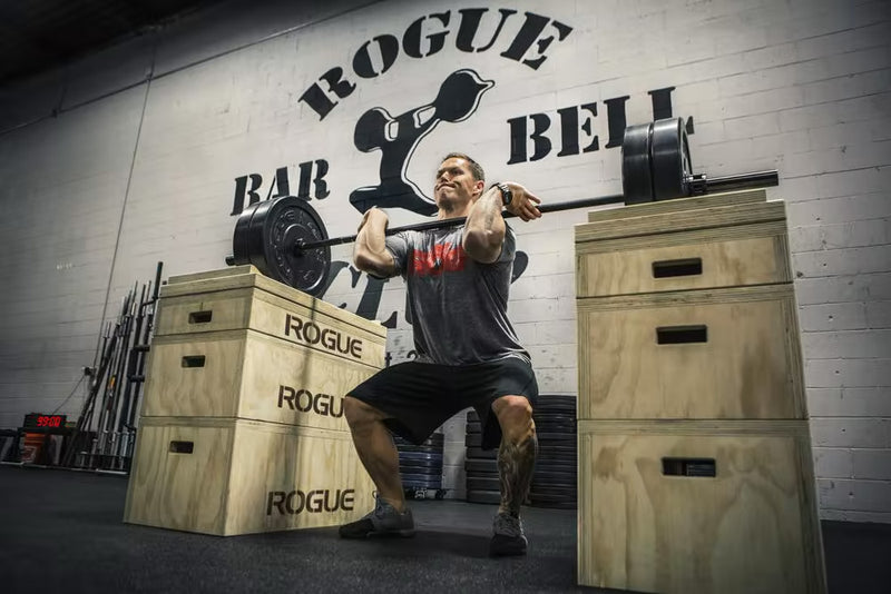ナチュラルウッドカラーのROGUE ウッドジャークボックスを使用したクリーン練習シーン、正面から選手とスタック状態を捉えた構図