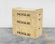 ナチュラルウッドカラーのROGUE ウッドジャークボックスを3段積みした状態を正面やや左側から撮影した全体ビュー