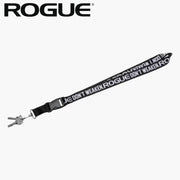 ROGUE ランヤード Don't Weaken ブラックの全体を斜め方向から配置したスタジオ構図。ロゴ入りストラップとキーリング金具、バックル構造が確認できるアパレルアクセサリー