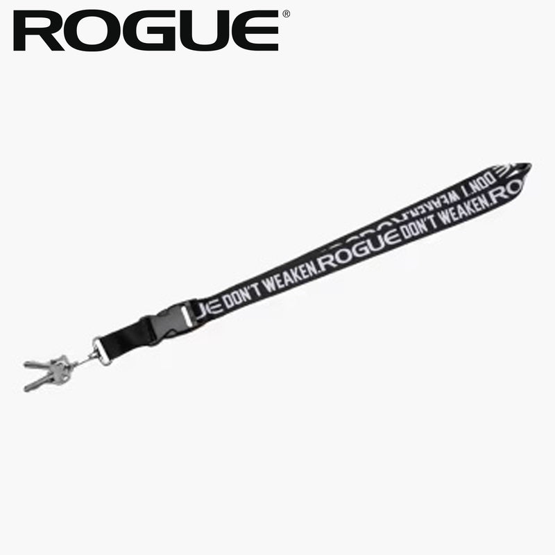 ROGUE ランヤード Don't Weaken ブラックの全体を斜め方向から配置したスタジオ構図。ロゴ入りストラップとキーリング金具、バックル構造が確認できるアパレルアクセサリー