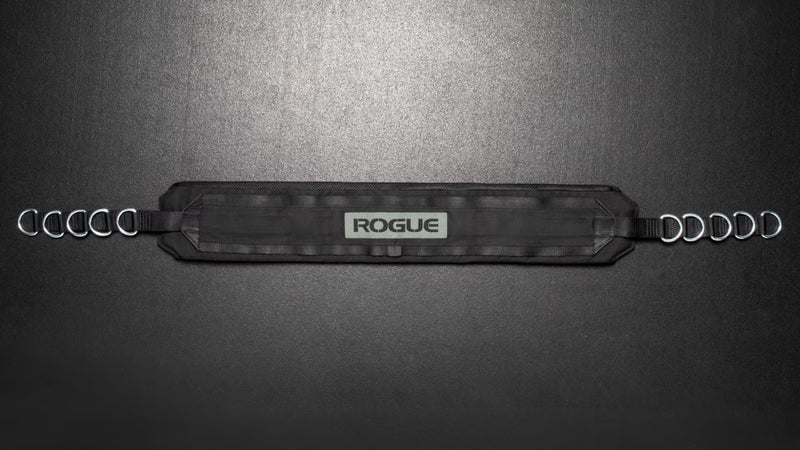 ROGUE マルチベルト ブラック 真上から全体を広げたレイアウト、ベルト本体と両端の複数Dリング配置が確認できる構造