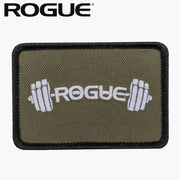 アーミーグリーンカラーのROGUE ストレングスクラブパッチを正面から配置した刺繍ロゴ入りアパレルアクセサリー商品カット