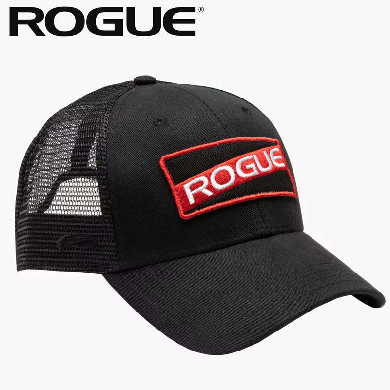 ROGUE パッチトラッカーハット ブラック/ブラックを正面右斜めから捉え、白枠のROGUEロゴパッチ、フロントパネル、つば、サイドメッシュまで確認できる仕様