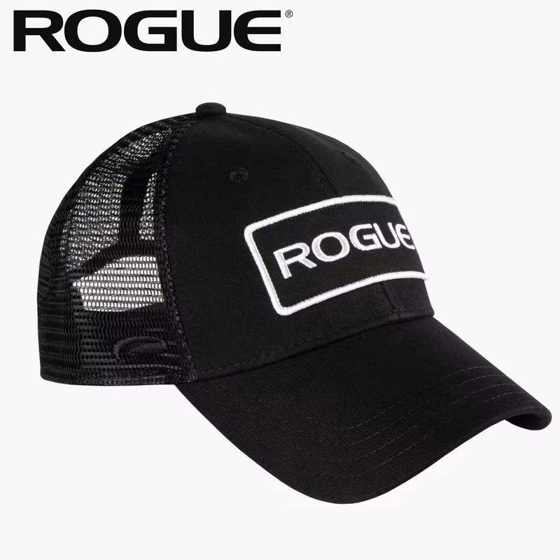 ROGUE パッチトラッカーハット ブラックを正面右斜めから捉え、白枠のROGUEロゴパッチ、フロントパネル、つば、サイドメッシュまで確認できる仕様