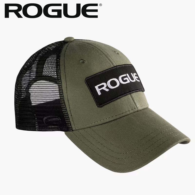 ROGUE パッチトラッカーハット オリーブグリーンを正面右斜めから捉え、白文字のROGUEロゴパッチ、フロントパネル、つば、ブラックメッシュを確認できる仕様