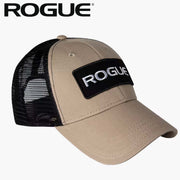 ROGUE パッチトラッカーハット タンブラックを正面右斜めから捉え、黒地に白文字のROGUEロゴパッチ、タンカラーのつば、ブラックメッシュまで確認できる仕様