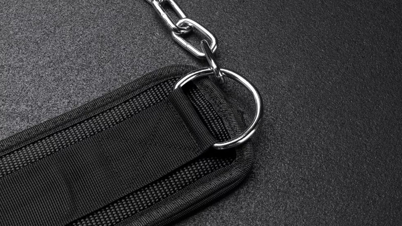 ROGUE エコーディップベルト ブラックのチェーン接続部を斜め俯瞰で捉え、カラビナとリング配置が分かる仕様