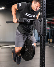 ROGUE エコーディップベルト ブラックを装着しディップ動作を行う側面視点、腰回りとウエイトプレート装着状態が分かる使用例