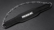 ROGUE エコーディップベルト ブラックのロゴパッチ部分を拡大した斜め上アングル、素材質感と縫製が確認できる