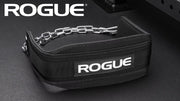 ROGUE エコーディップベルト ブラックを正面寄りの角度で配置し、ロゴパッチとベルト中央部を強調した構成