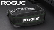 ROGUE エコーディップベルト ミリタリーグリーンを斜め前方から捉えた全体構造、パッド形状とチェーン接続部が分かるデザイン