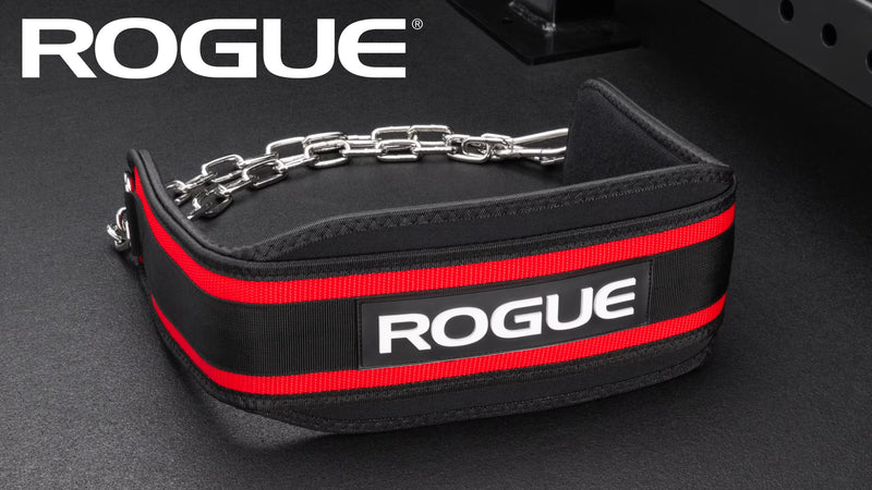 ROGUE エコーディップベルト レッド 正面ロゴパッチが中央に配置された角度、赤ラインとチェーンが確認できるウエイトトレーニング用ディップベルト