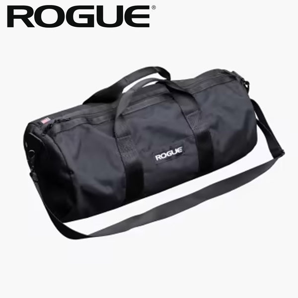 ROGUE ジムバッグ ブラックを左前方から捉えた全体ビュー、円筒型ボディとショルダーストラップ、前面ロゴ配置が分かる構図