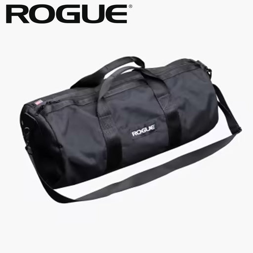 ROGUE ジムバッグ ブラックを左前方から捉えた全体ビュー、円筒型ボディとショルダーストラップ、前面ロゴ配置が分かる構図