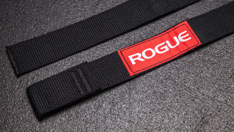 ROGUE オハイオリフティングストラップ ブラック＆レッド 赤ロゴタグ部分のクローズアップ、ナイロン織りと縫製ディテールが確認できる斜め視点
