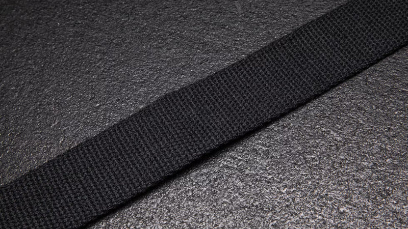 ROGUE オハイオリフティングストラップ ブラック＆レッド ストラップ本体のみを伸ばした構図、織り込みナイロン素材と幅サイズが分かる俯瞰視点