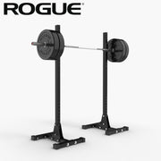 ROGUE S-4 スクワットスタンド2.0 ブラックを斜め正面から見た全体、バーベルとプレートをセットした左右独立型スタンドの構成
