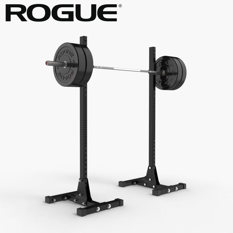 ROGUE S-4 スクワットスタンド2.0 ブラックを斜め正面から見た全体、バーベルとプレートをセットした左右独立型スタンドの構成