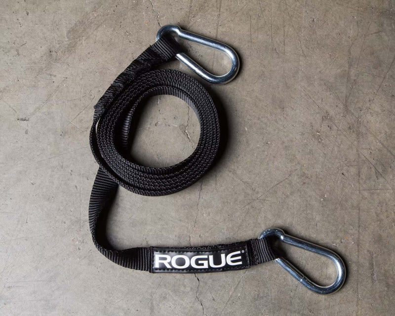 ROGUE スレッドハーネス＆ストラップキット ブラックに付属するナイロン製プルストラップを上から見た全体。両端のスチール製コネクターとROGUEロゴを確認できる構成