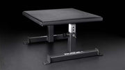 ROGUE ボックススクワット用ボックス ブラックを低めの正面右斜めから捉え、厚みのある座面パッド、高さ調整支柱、安定感のある左右ベースを確認できる全体構造