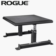 ROGUE ボックススクワット用ボックス ブラックを正面右斜め上から捉え、スクエア型のパッド座面、高さ調整支柱、固定ノブ、脚部フレームまで確認できる構造