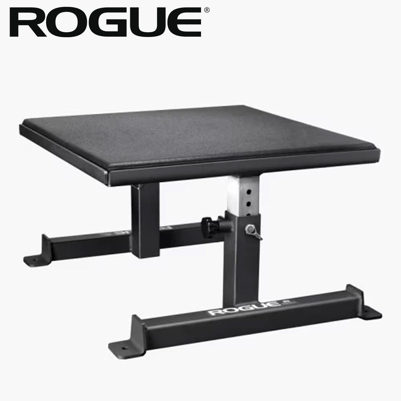 ROGUE ボックススクワット用ボックス ブラックを正面右斜め上から捉え、スクエア型のパッド座面、高さ調整支柱、固定ノブ、脚部フレームまで確認できる構造