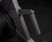 ROGUE エコーバイク ターフタイヤ＆ハンドルキット ブラックの専用ハンドルを側面から拡大。ローレット加工されたグリップ形状と取付部のディテールを確認できる