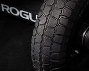 ROGUE エコーバイク ターフタイヤ＆ハンドルキット ブラックのターフタイヤを正面寄りで拡大。トレッドパターンとタイヤ表面の質感を細部まで確認できる