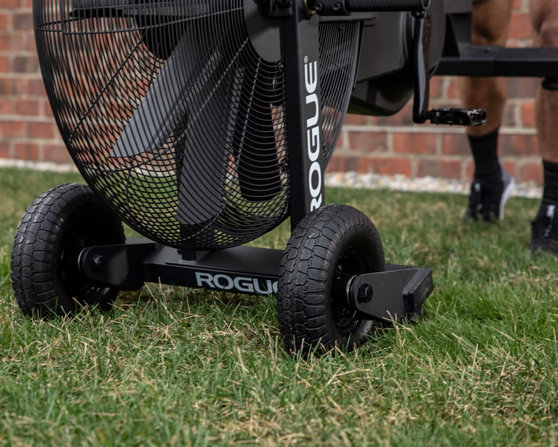 ROGUE エコーバイク ターフタイヤ＆ハンドルキット ブラックを芝生上で使用した斜め前方の構成。屋外でもスムーズに移動できるターフタイヤの装着状態を紹介