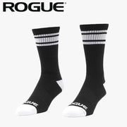 ROGUE エッセンシャルクルーソックス ブラック／ホワイトカラーの斜め前方視点、左右1組を並べた全体デザインとリブ編み履き口を確認できる構図