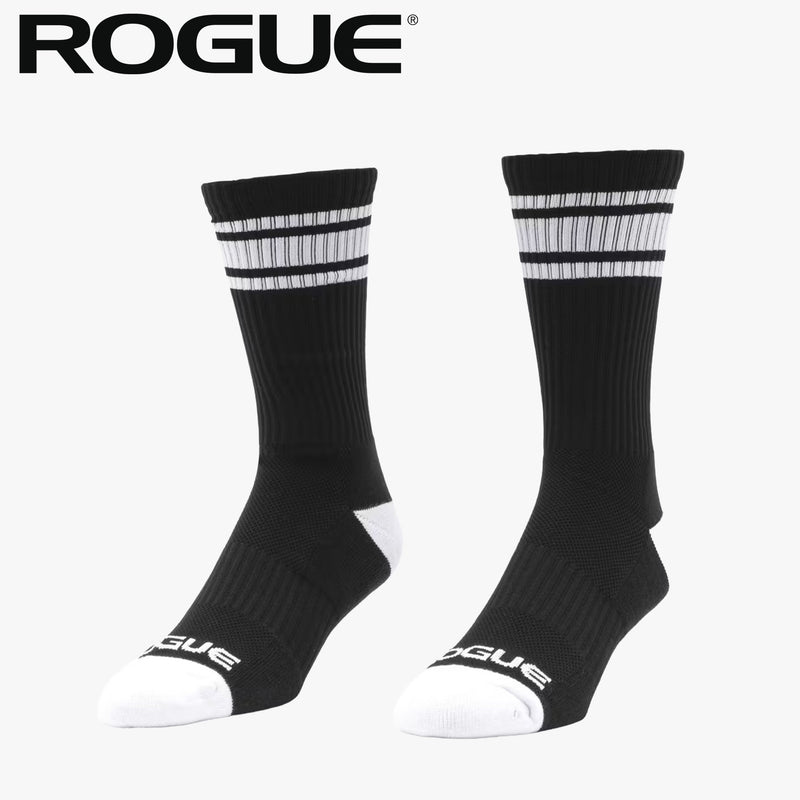 ROGUE エッセンシャルクルーソックス ブラック／ホワイトカラーの斜め前方視点、左右1組を並べた全体デザインとリブ編み履き口を確認できる構図