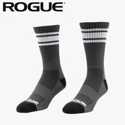 ROGUE エッセンシャルクルーソックス カーボンブラック／ホワイトカラーの斜め前方視点、メッシュ編み部分とクルー丈シルエットを確認できる全体構図