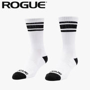 ROGUE エッセンシャルクルーソックス ホワイト／ブラックカラーの斜め前方視点、つま先ロゴとリブ仕様の履き口を確認できる全体デザイン構図