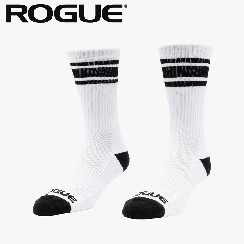 ROGUE エッセンシャルクルーソックス ホワイト／ブラックカラーの斜め前方視点、つま先ロゴとリブ仕様の履き口を確認できる全体デザイン構図