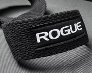 ブラックカラーのROGUE ヘビーデューティー8リフティングストラップのRogueロゴタグと高強度コットンウェビングを拡大した詳細ビュー